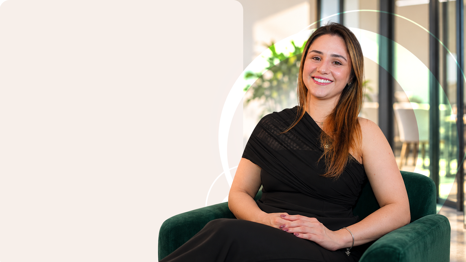 Laura Morico, psicóloga da Aproxima RH, sentada em uma poltrona verde