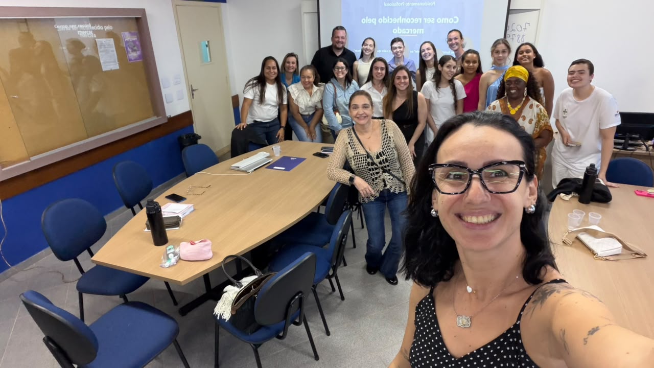 Laura com uma turma em sala de aula