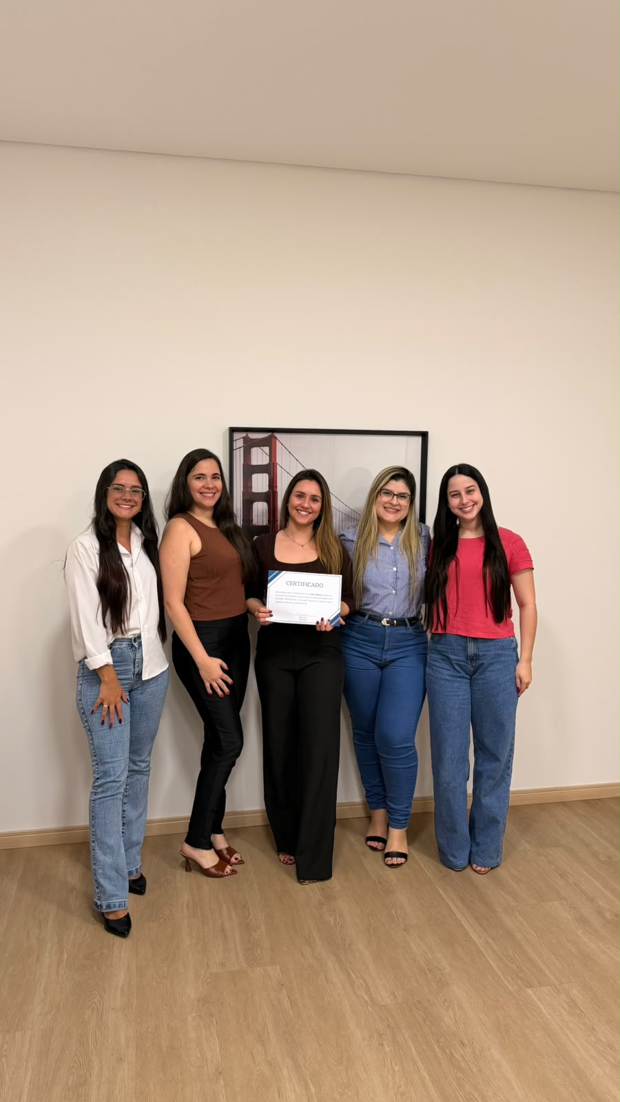 Laura com participantes celebrando a conclusão da formação