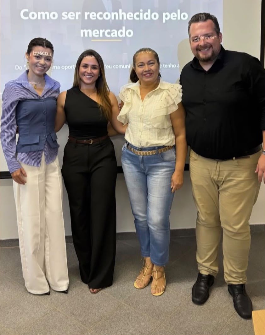 Laura com participantes após uma apresentação