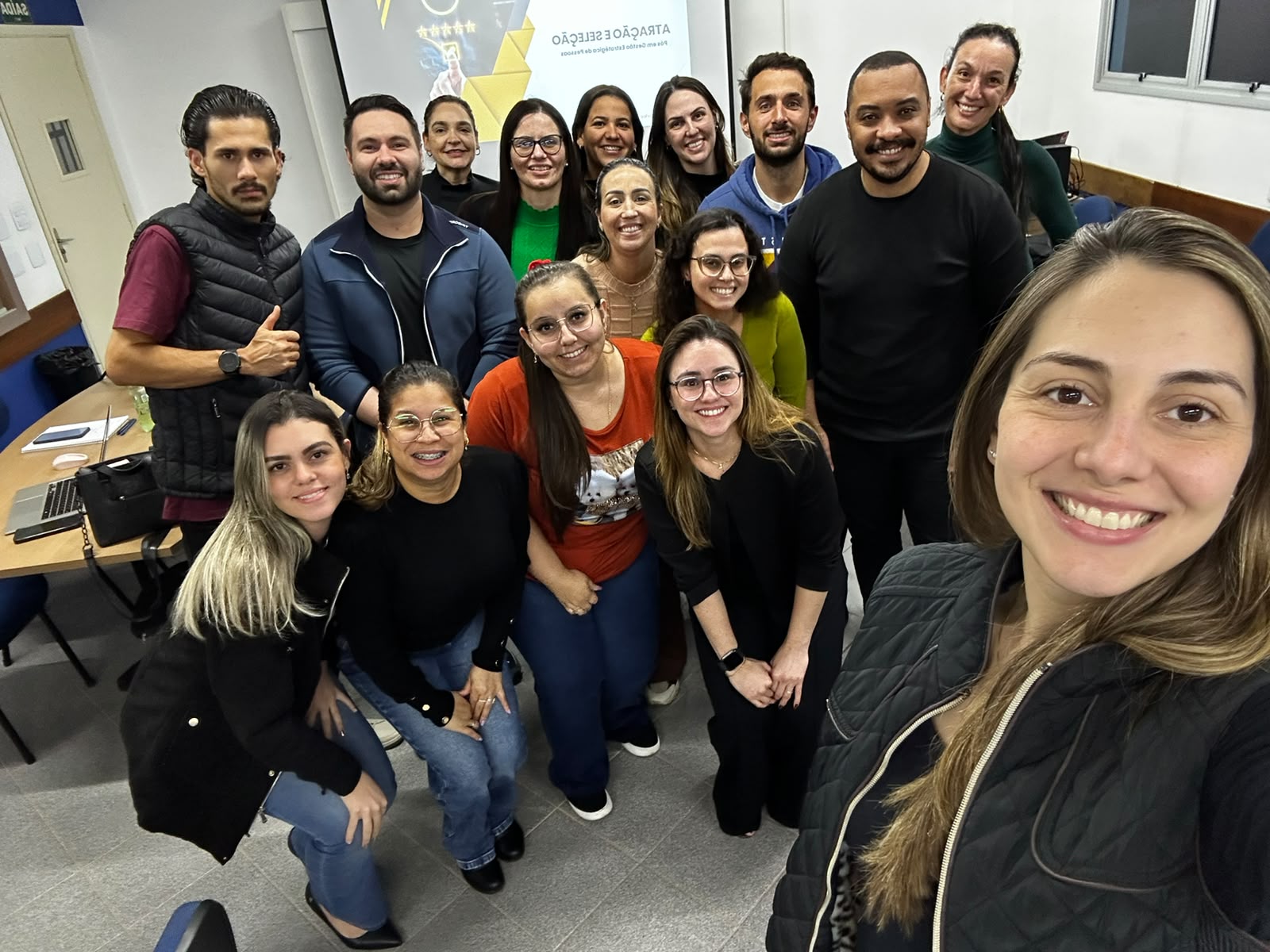 Registro de Laura com alunos e colegas em treinamento