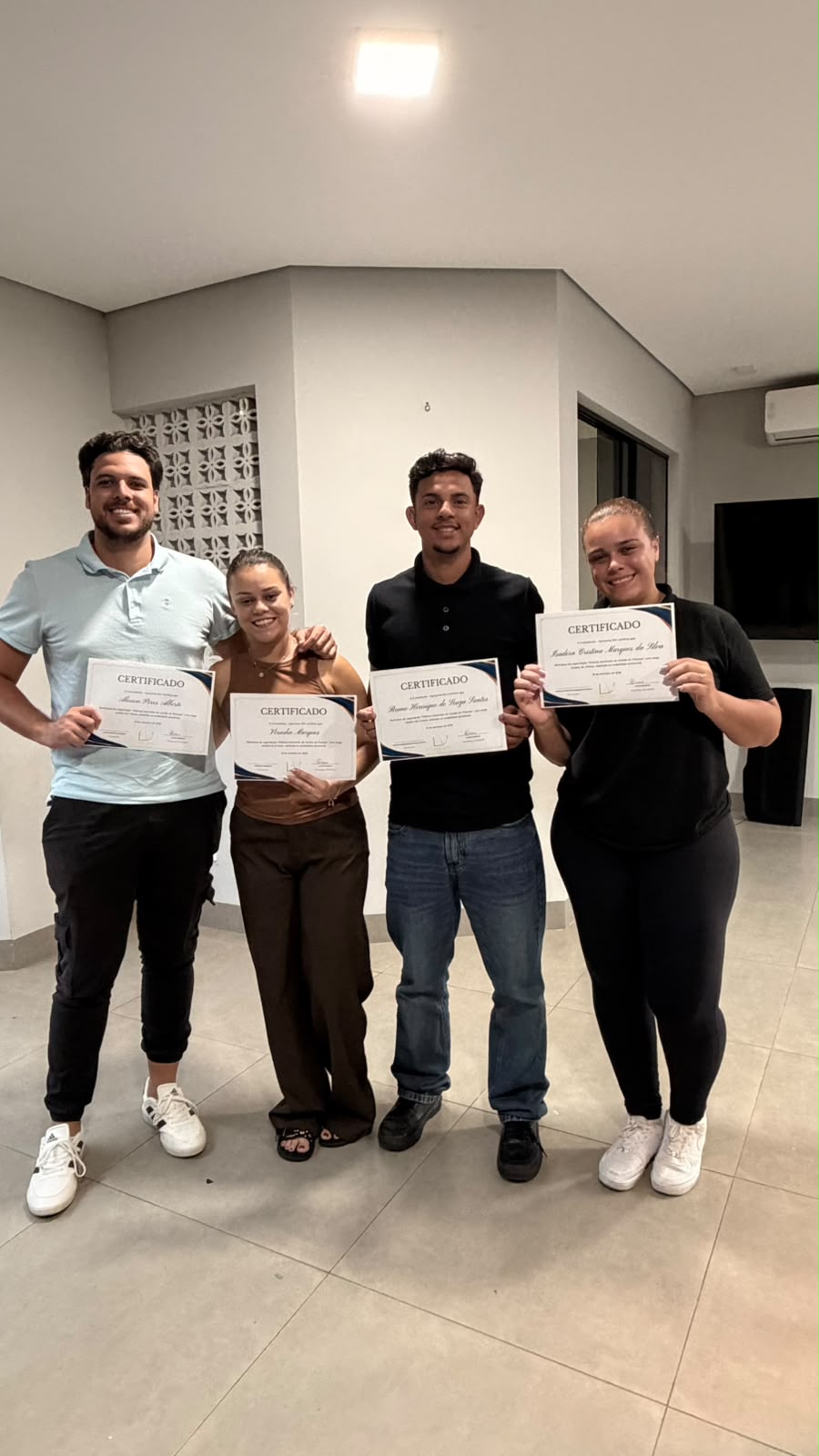 Participantes de treinamento com seus certificados